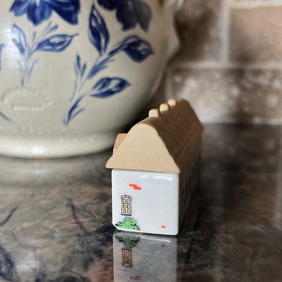 Vintage Miniature / Mini Whimsy on  Wade England Ceramic Cottage House - Picture 3 of 5